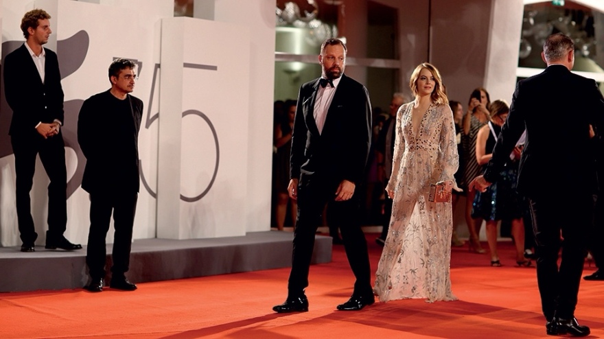 Από τα Όσκαρ στη Λυρική: Ο Λάνθιμος επιστρέφει με Έμα Στόουν και «Βληχή» 