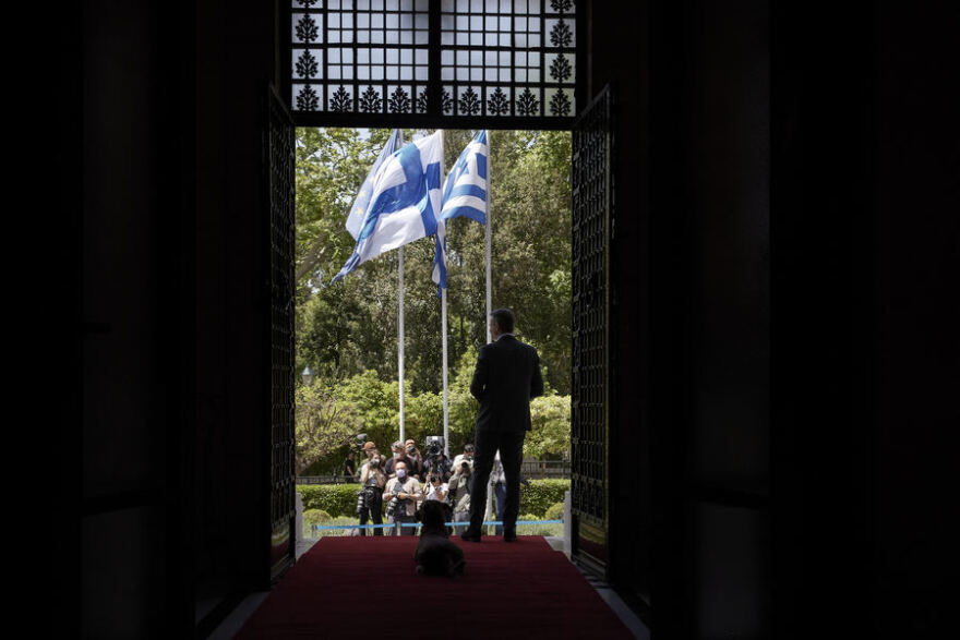 Πίνατ: Ο σκύλος του Μεγάρου Μαξίμου «υποδέχθηκε» τη Φινλανδή πρωθυπουργό