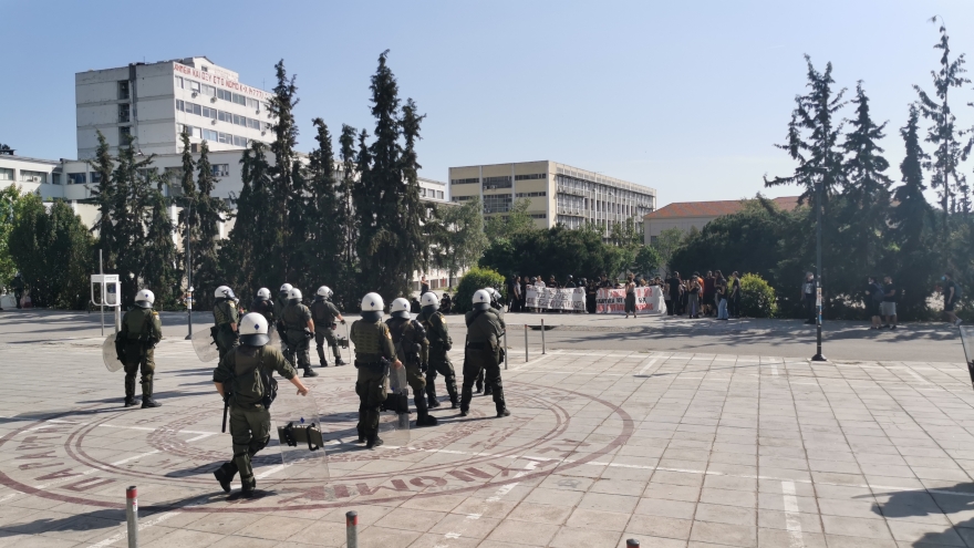Ηλεκτρισμένη η ατμόσφαιρα στο ΑΠΘ - Δεν αποχωρούν οι αστυνομικές δυνάμεις (Φωτογραφίες)