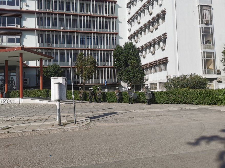 Ηλεκτρισμένη η ατμόσφαιρα στο ΑΠΘ - Δεν αποχωρούν οι αστυνομικές δυνάμεις (Φωτογραφίες)