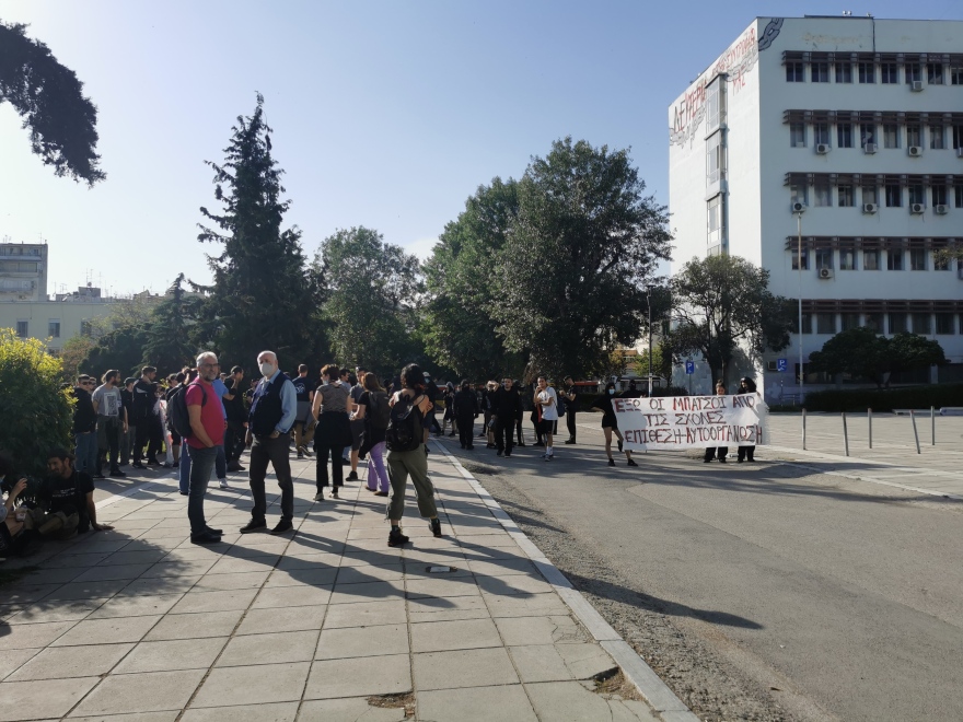 Ηλεκτρισμένη η ατμόσφαιρα στο ΑΠΘ - Δεν αποχωρούν οι αστυνομικές δυνάμεις (Φωτογραφίες)