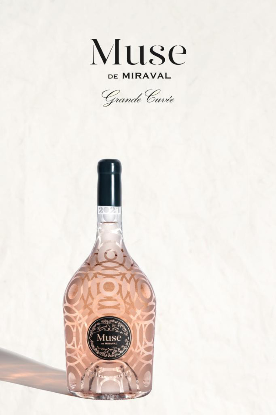 Ηλίας Καφούρος: Από τα μαντήλια του οίκου Hermes στο συλλεκτικό Muse του Μπραντ Πιτ