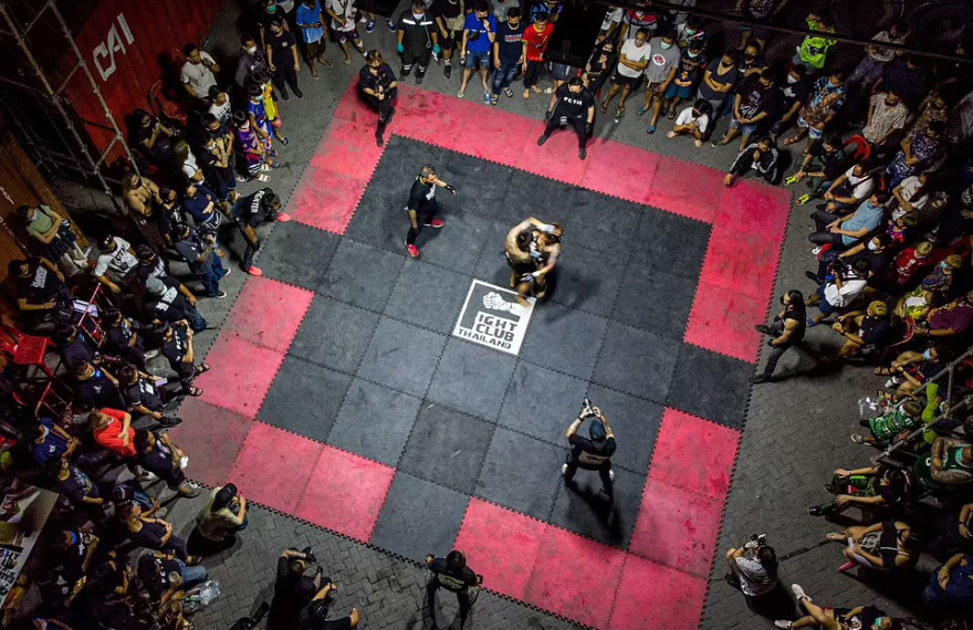 «Fight Club» στους δρόμους της Μπανγκόκ: Γροθιές, κλωτσιές και αίμα στους αυτοσχέδιους αγώνες που... ενέπνευσε ο Μπραντ Πιτ