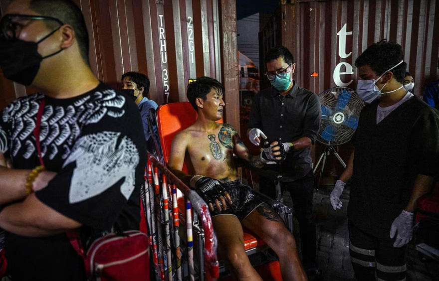 «Fight Club» στους δρόμους της Μπανγκόκ: Γροθιές, κλωτσιές και αίμα στους αυτοσχέδιους αγώνες που... ενέπνευσε ο Μπραντ Πιτ