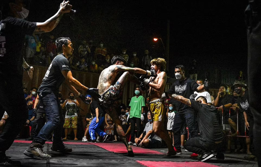 «Fight Club» στους δρόμους της Μπανγκόκ: Γροθιές, κλωτσιές και αίμα στους αυτοσχέδιους αγώνες που... ενέπνευσε ο Μπραντ Πιτ