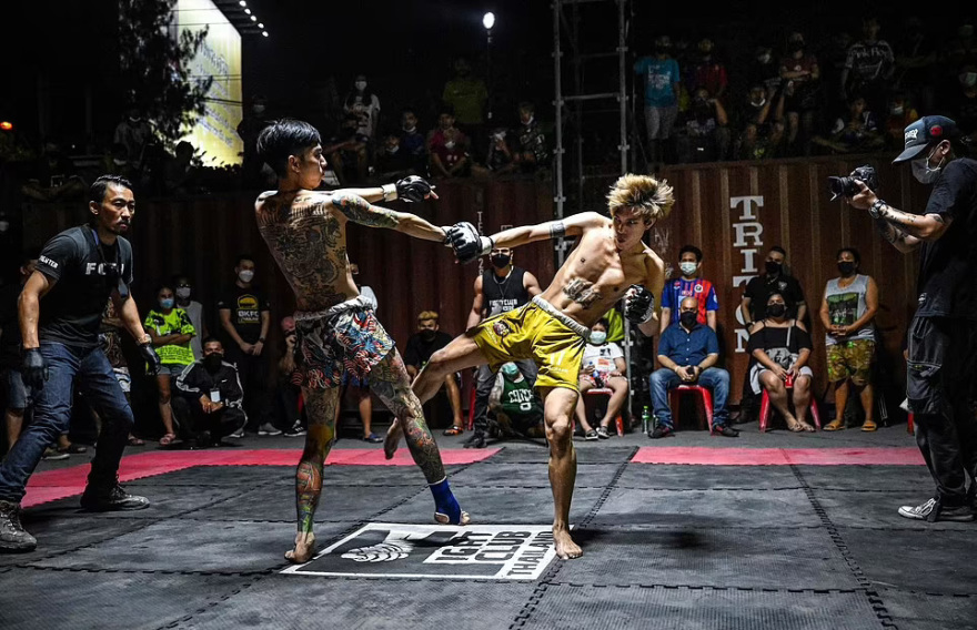 «Fight Club» στους δρόμους της Μπανγκόκ: Γροθιές, κλωτσιές και αίμα στους αυτοσχέδιους αγώνες που... ενέπνευσε ο Μπραντ Πιτ