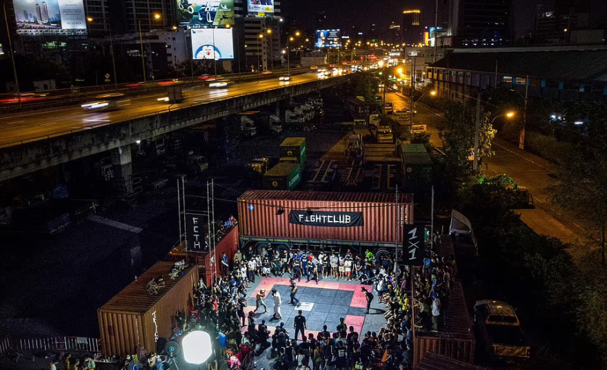 «Fight Club» στους δρόμους της Μπανγκόκ: Γροθιές, κλωτσιές και αίμα στους αυτοσχέδιους αγώνες που... ενέπνευσε ο Μπραντ Πιτ