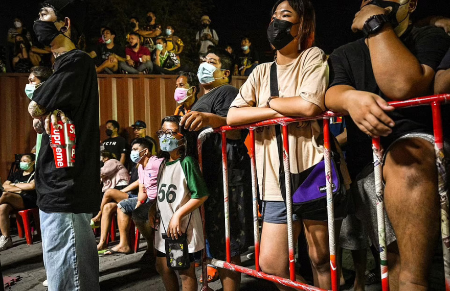 «Fight Club» στους δρόμους της Μπανγκόκ: Γροθιές, κλωτσιές και αίμα στους αυτοσχέδιους αγώνες που... ενέπνευσε ο Μπραντ Πιτ