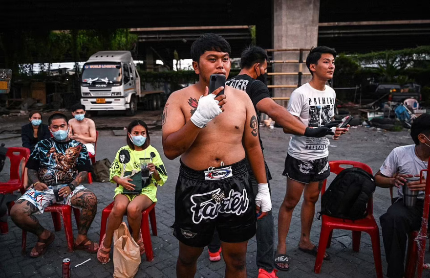 «Fight Club» στους δρόμους της Μπανγκόκ: Γροθιές, κλωτσιές και αίμα στους αυτοσχέδιους αγώνες που... ενέπνευσε ο Μπραντ Πιτ