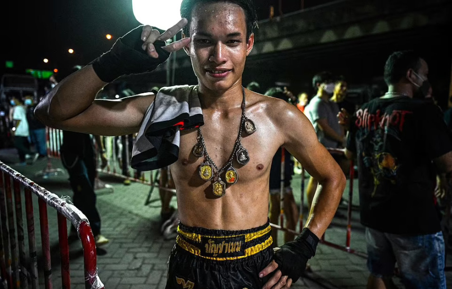 «Fight Club» στους δρόμους της Μπανγκόκ: Γροθιές, κλωτσιές και αίμα στους αυτοσχέδιους αγώνες που... ενέπνευσε ο Μπραντ Πιτ