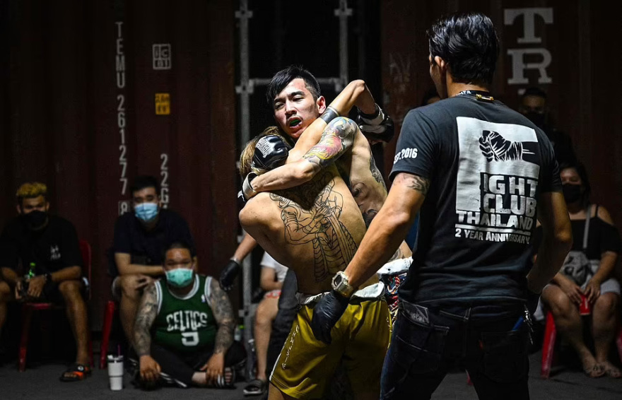 «Fight Club» στους δρόμους της Μπανγκόκ: Γροθιές, κλωτσιές και αίμα στους αυτοσχέδιους αγώνες που... ενέπνευσε ο Μπραντ Πιτ