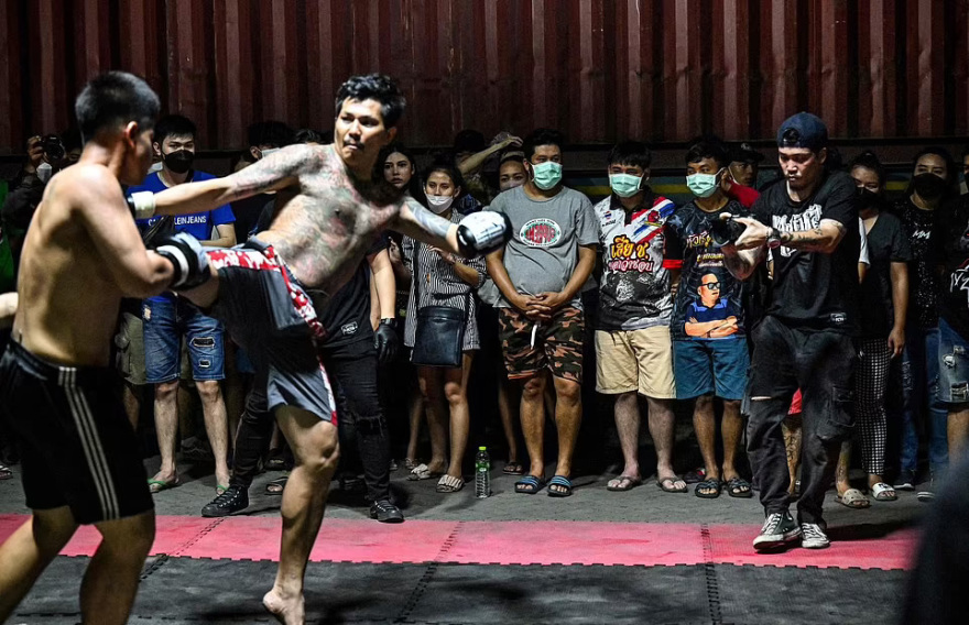 «Fight Club» στους δρόμους της Μπανγκόκ: Γροθιές, κλωτσιές και αίμα στους αυτοσχέδιους αγώνες που... ενέπνευσε ο Μπραντ Πιτ
