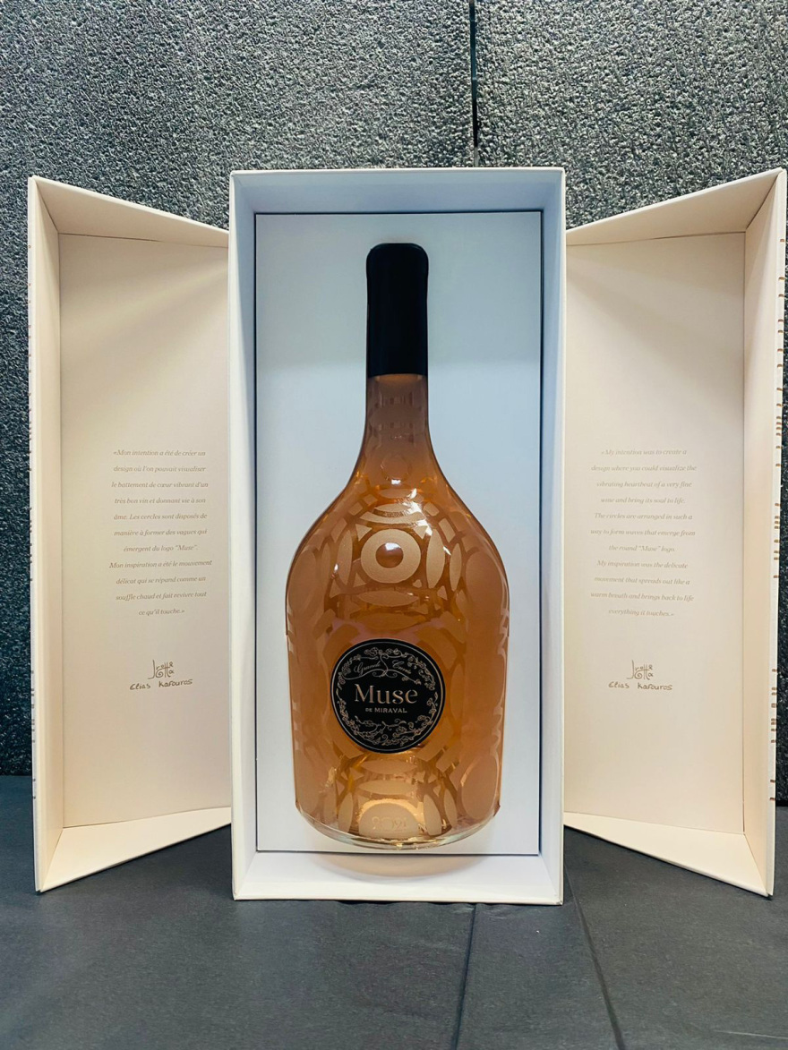 Ηλίας Καφούρος: Από τα μαντήλια του οίκου Hermes στο συλλεκτικό Muse του Μπραντ Πιτ