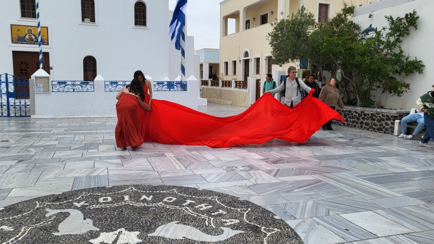 Σαντορίνη: Τουρίστριες δίνουν έως και... 1.000 ευρώ για να φωτογραφηθούν με θέα το ηλιοβασίλεμα 