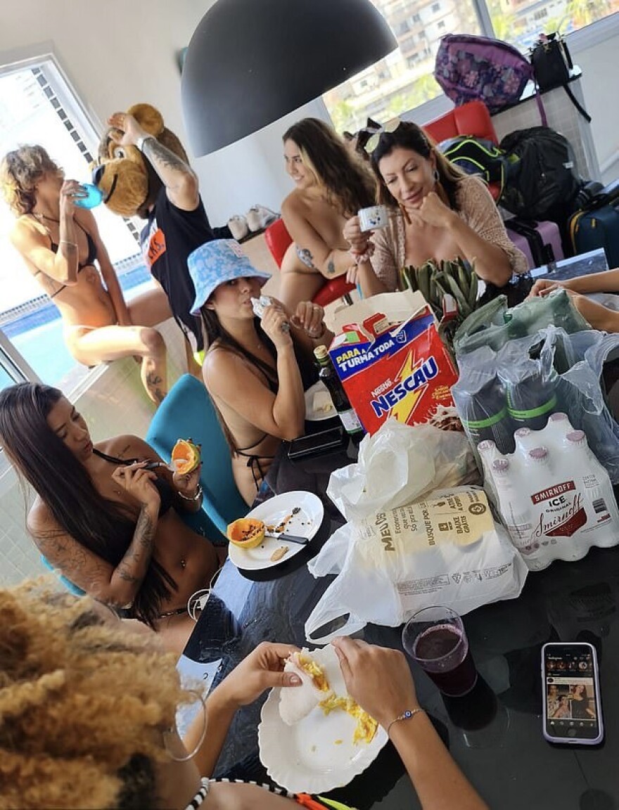 Σεξουαλική ζωή με πρόγραμμα: Ο Βραζιλιάνος ινφλουένσερ με τις εννέα γυναίκες