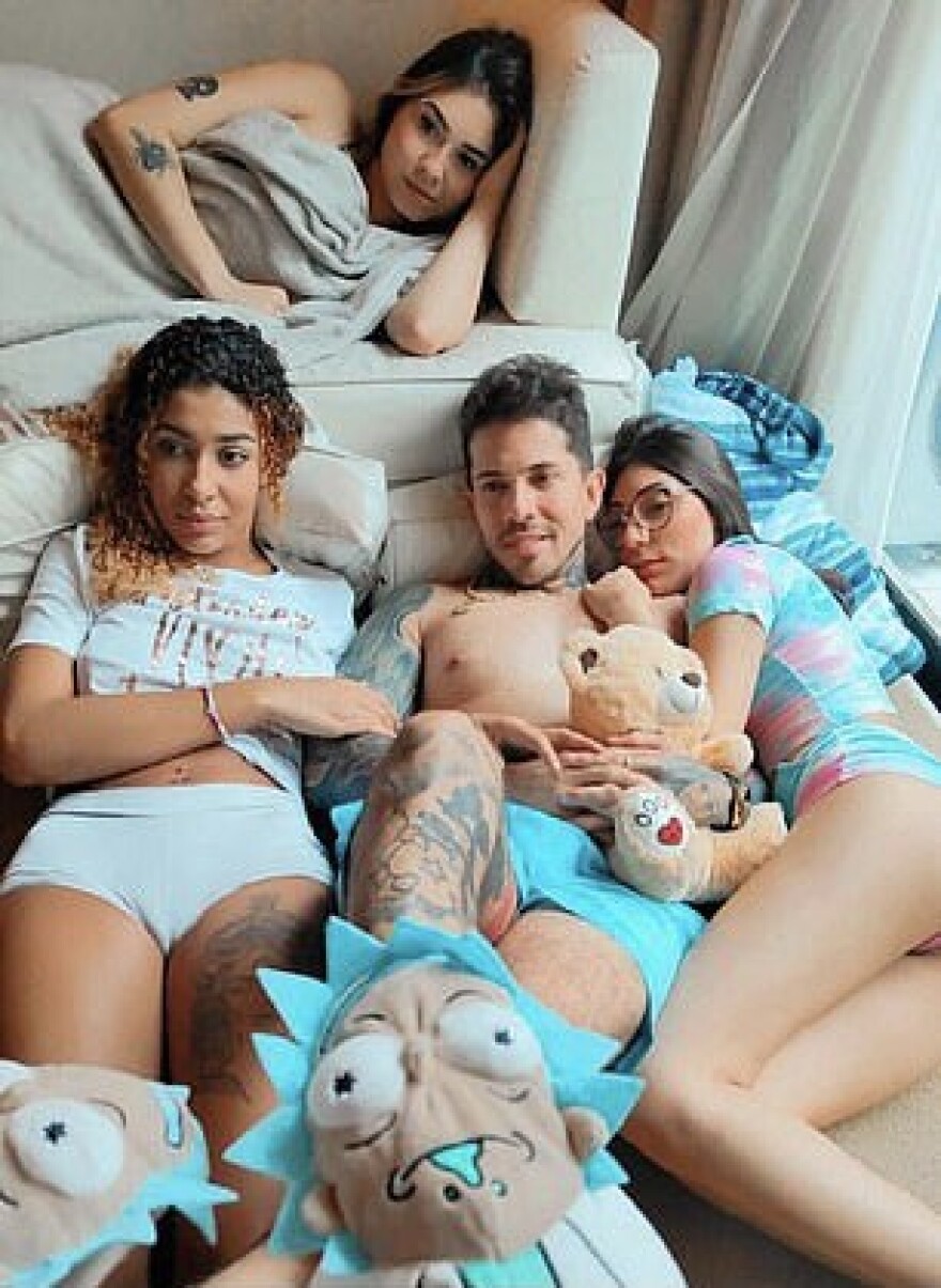 Σεξουαλική ζωή με πρόγραμμα: Ο Βραζιλιάνος ινφλουένσερ με τις εννέα γυναίκες