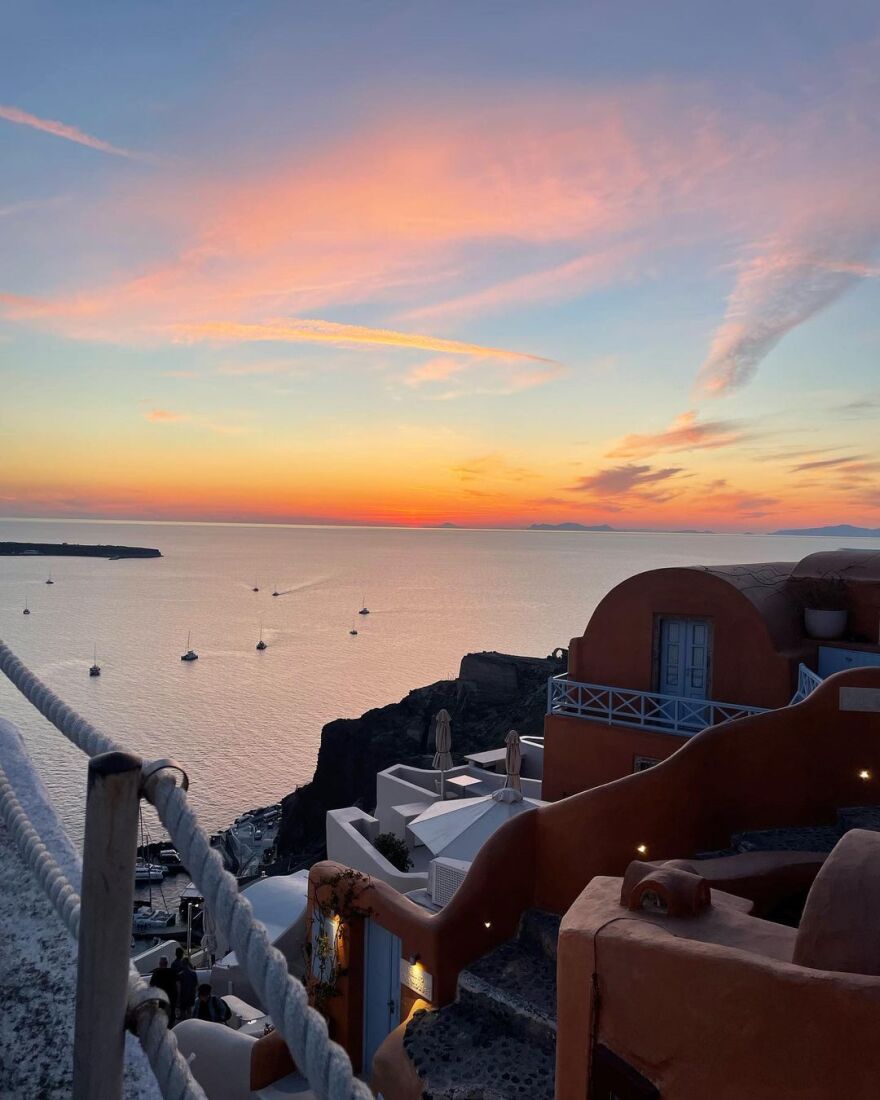 Η Νίνα Ντόμπρεβ απολαμβάνει τις διακοπές της στη Σαντορίνη