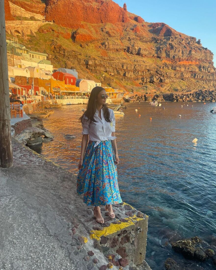 Η Νίνα Ντόμπρεβ απολαμβάνει τις διακοπές της στη Σαντορίνη
