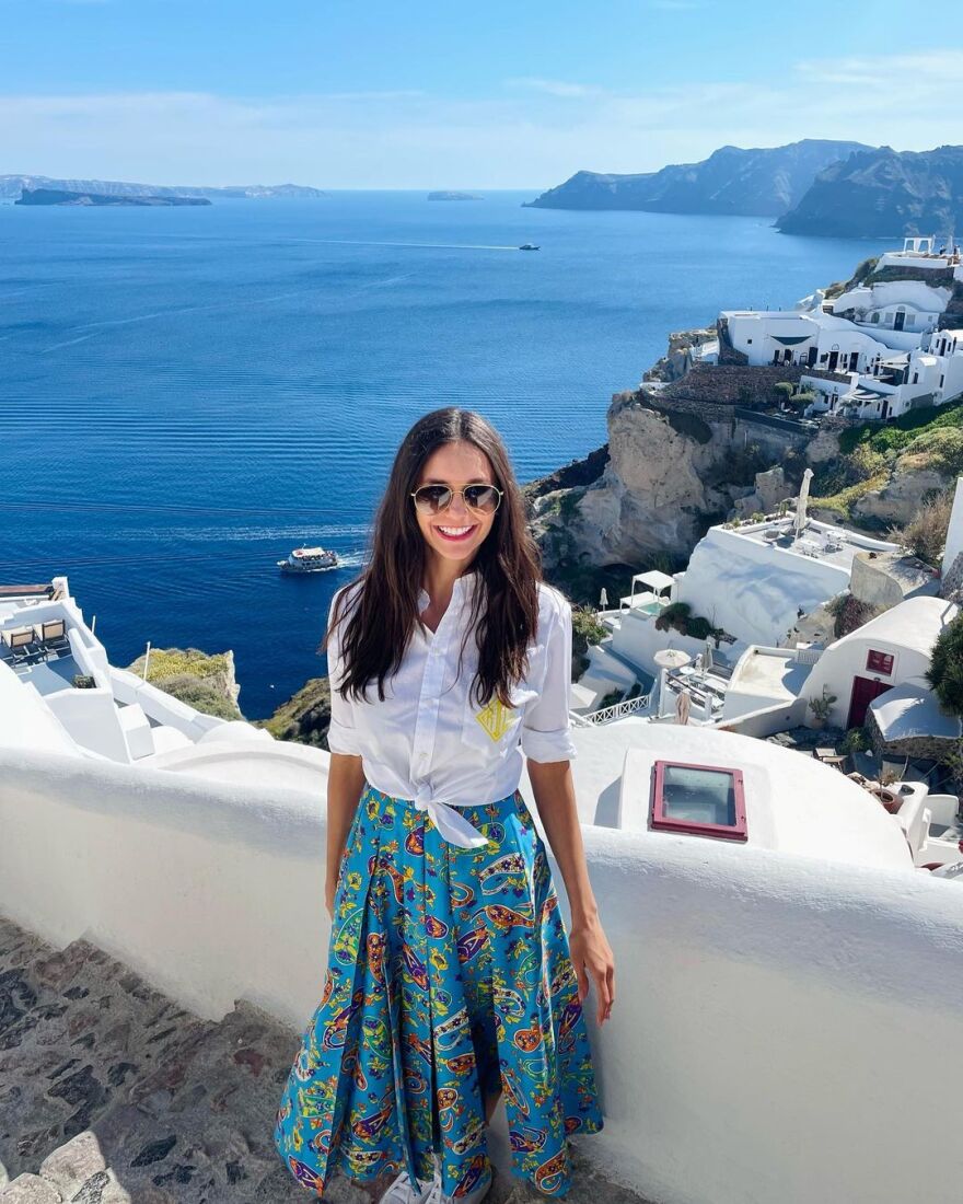 Η Νίνα Ντόμπρεβ απολαμβάνει τις διακοπές της στη Σαντορίνη