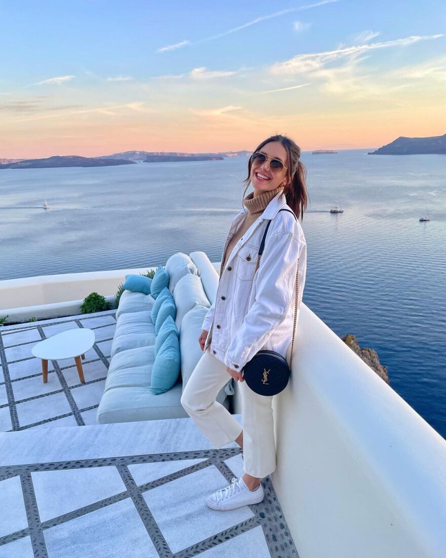 Η Νίνα Ντόμπρεβ απολαμβάνει τις διακοπές της στη Σαντορίνη