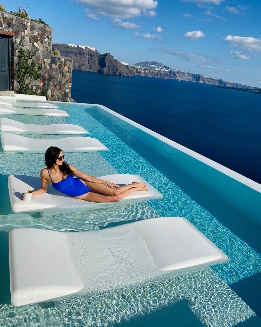 Η Νίνα Ντόμπρεβ απολαμβάνει τις διακοπές της στη Σαντορίνη