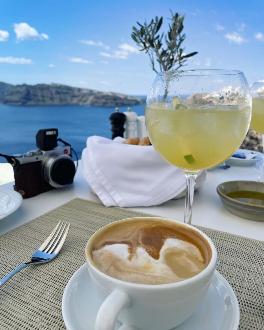 Η Νίνα Ντόμπρεβ απολαμβάνει τις διακοπές της στη Σαντορίνη