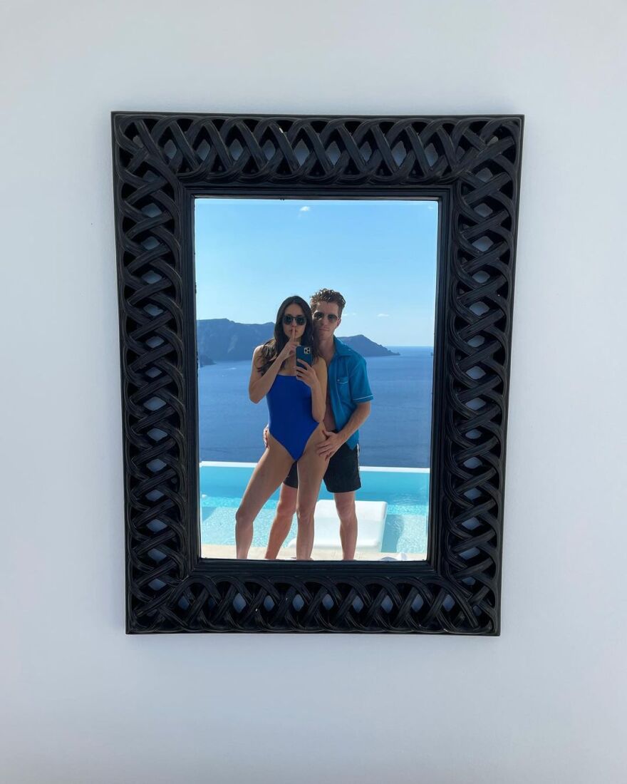 Η Νίνα Ντόμπρεβ απολαμβάνει τις διακοπές της στη Σαντορίνη