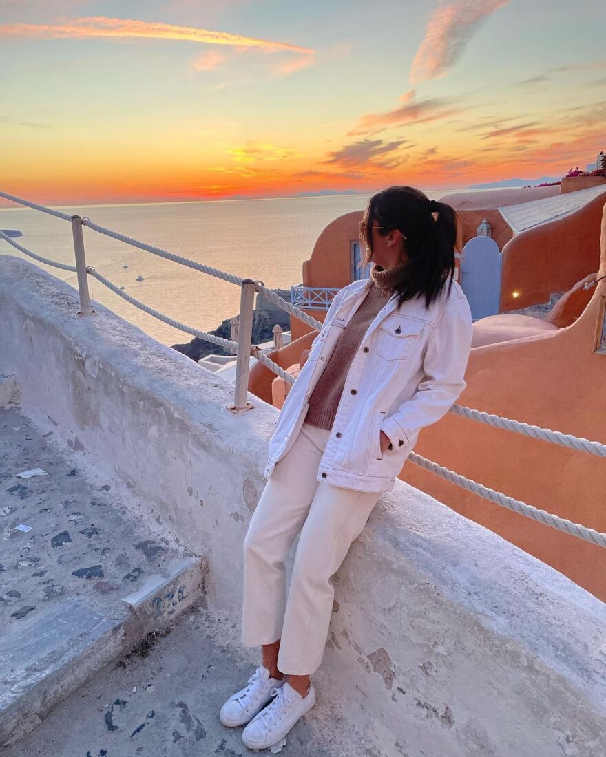 Η Νίνα Ντόμπρεβ απολαμβάνει τις διακοπές της στη Σαντορίνη