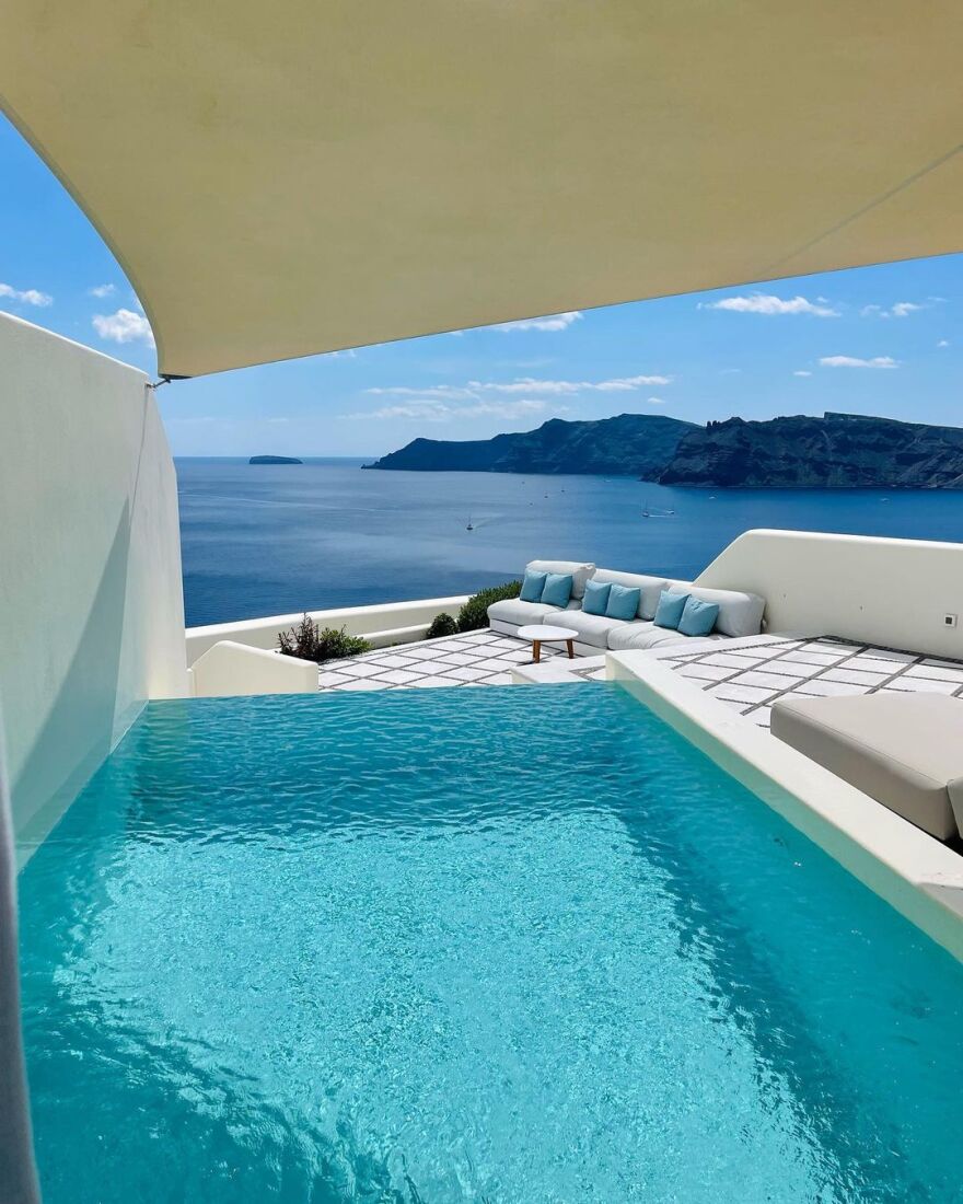 Η Νίνα Ντόμπρεβ απολαμβάνει τις διακοπές της στη Σαντορίνη