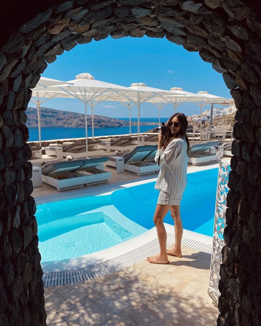 Η Νίνα Ντόμπρεβ απολαμβάνει τις διακοπές της στη Σαντορίνη