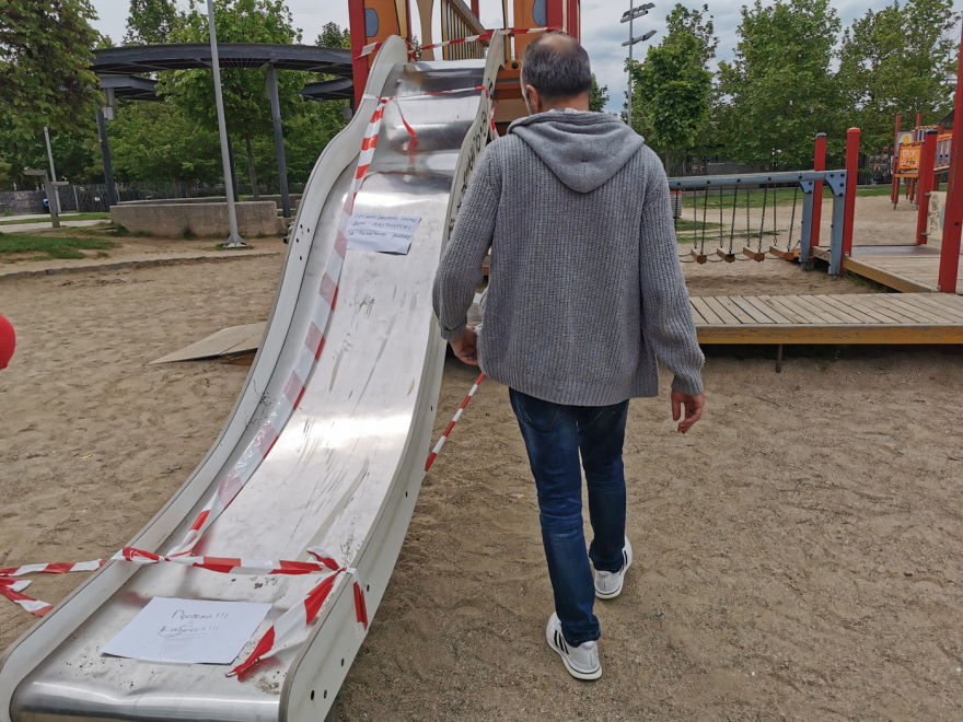 Θεσσαλονίκη: «Η παιδική χαρά έγινε εφιάλτης» λέει η μητέρα της 8χρονης που έχασε το δάχτυλό της σε τσουλήθρα