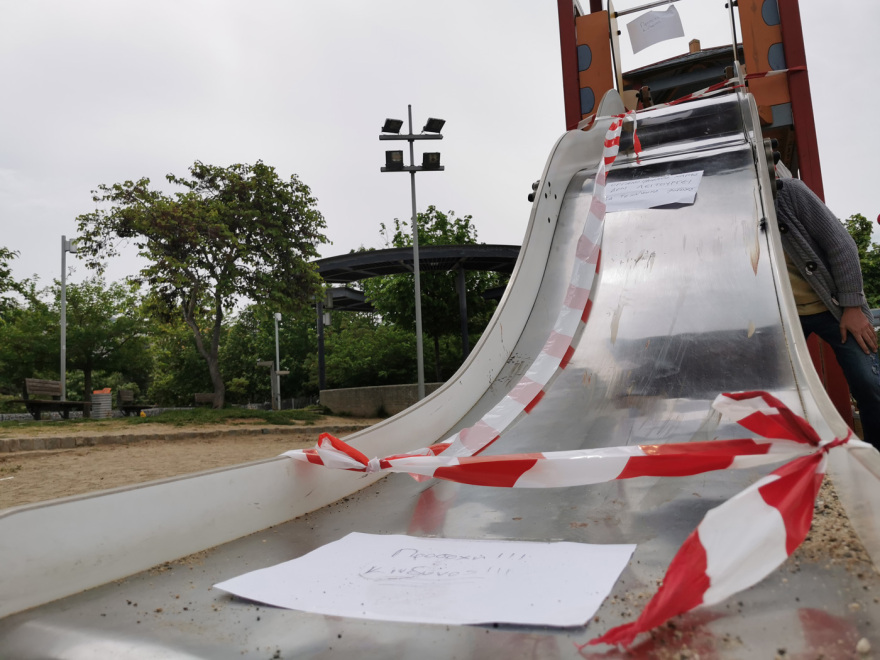 Θεσσαλονίκη: «Η παιδική χαρά έγινε εφιάλτης» λέει η μητέρα της 8χρονης που έχασε το δάχτυλό της σε τσουλήθρα