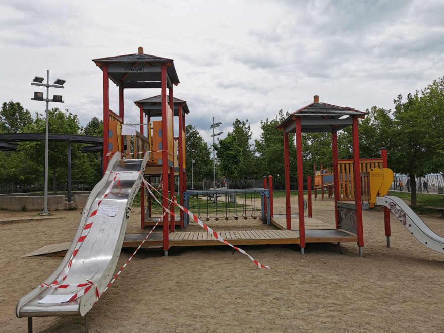 Θεσσαλονίκη: «Η παιδική χαρά έγινε εφιάλτης» λέει η μητέρα της 8χρονης που έχασε το δάχτυλό της σε τσουλήθρα