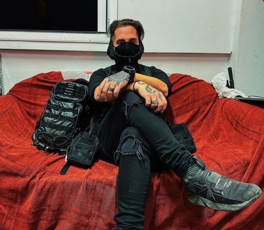 Νεκρός στο σπίτι του στα Εξάρχεια από παθολογικά αίτια ο γιος του Αργύρη Ντινόπουλου