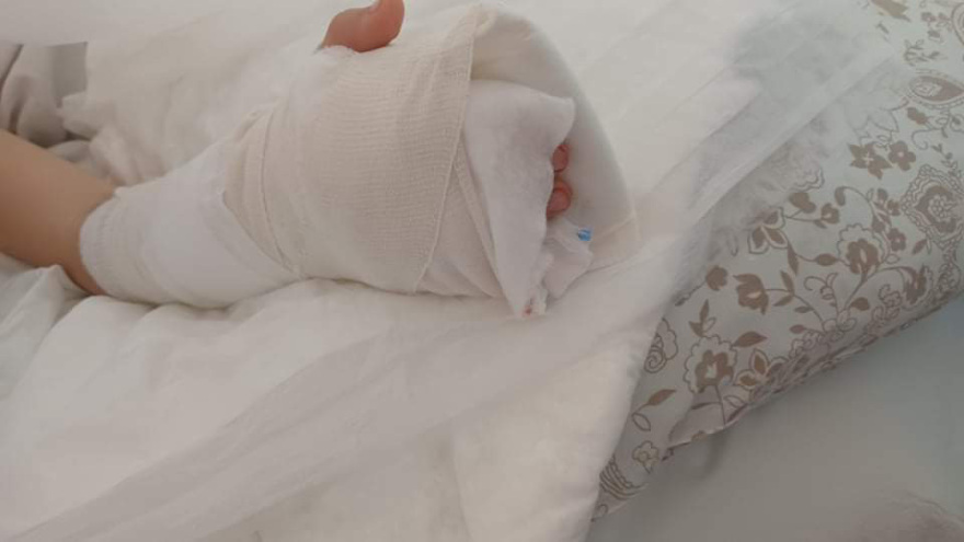 Θεσσαλονίκη: «Η παιδική χαρά έγινε εφιάλτης» λέει η μητέρα της 8χρονης που έχασε το δάχτυλό της σε τσουλήθρα