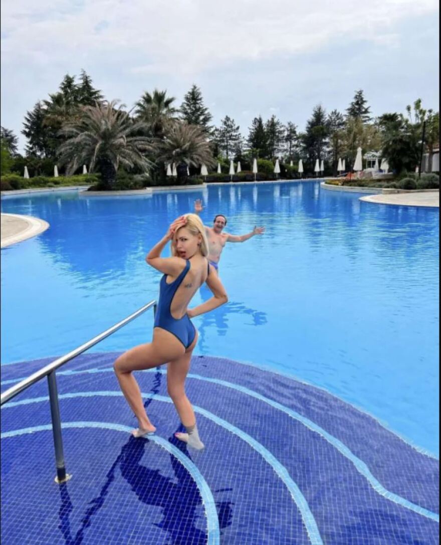 Σπύρος Μπιμπίλας και Βίκυ Κάβουρα φωτογραφίζονται με τα μαγιό τους