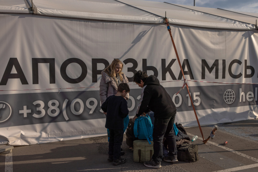 Πόλεμος στην Ουκρανία - Μαριούπολη: Συγκλονιστικές εικόνες αμάχων που έφτασαν από την κόλαση του Αζοφστάλ στη Ζαπορίζια 