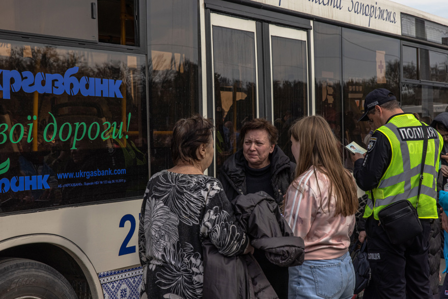 Πόλεμος στην Ουκρανία - Μαριούπολη: Συγκλονιστικές εικόνες αμάχων που έφτασαν από την κόλαση του Αζοφστάλ στη Ζαπορίζια 