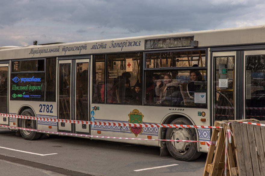 Πόλεμος στην Ουκρανία - Μαριούπολη: Συγκλονιστικές εικόνες αμάχων που έφτασαν από την κόλαση του Αζοφστάλ στη Ζαπορίζια 