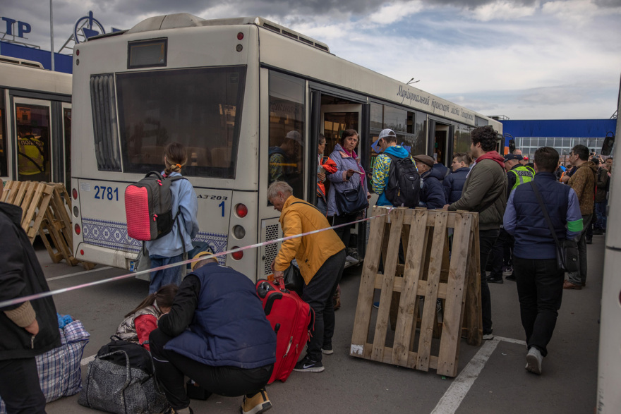 Πόλεμος στην Ουκρανία - Μαριούπολη: Συγκλονιστικές εικόνες αμάχων που έφτασαν από την κόλαση του Αζοφστάλ στη Ζαπορίζια 