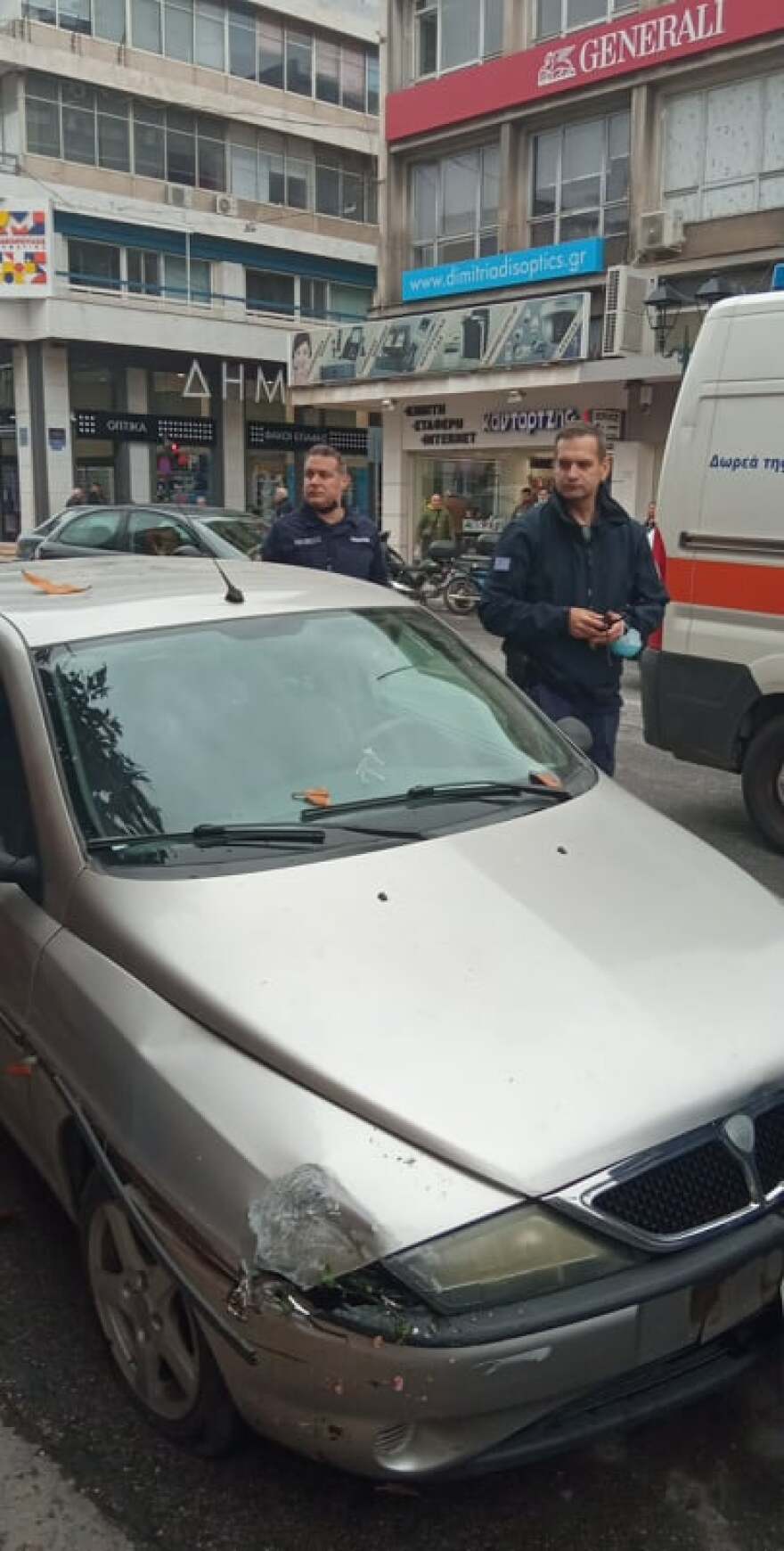 Βόλος: Αυτοκίνητο έπεσε σε περίπτερο και τραυμάτισε 50χρονη