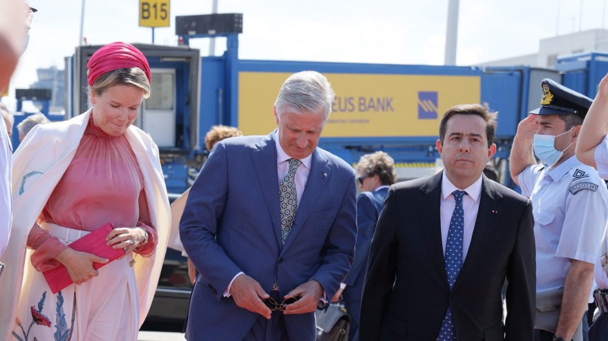 Αναχώρησε από την Αθήνα το βασιλικό ζεύγος του Βελγίου - Τους προέπεμψε στο «Ελ. Βενιζέλος» ο Μηταράκης