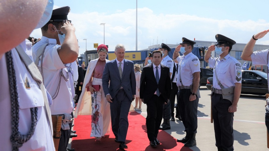 Αναχώρησε από την Αθήνα το βασιλικό ζεύγος του Βελγίου - Τους προέπεμψε στο «Ελ. Βενιζέλος» ο Μηταράκης