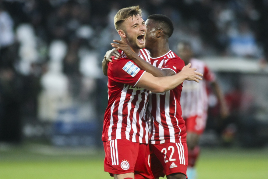 Ολυμπιακός: Τρελοί πανηγυρισμοί σε Τούμπα, αποδυτήρια και αεροπλάνο για το 47ο  - Δείτε βίντεο και φωτογραφίες