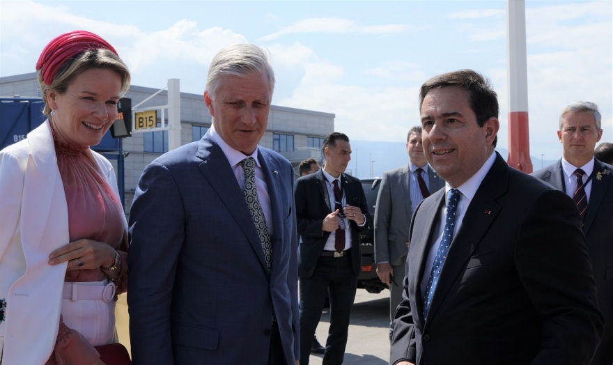 Αναχώρησε από την Αθήνα το βασιλικό ζεύγος του Βελγίου - Τους προέπεμψε στο «Ελ. Βενιζέλος» ο Μηταράκης