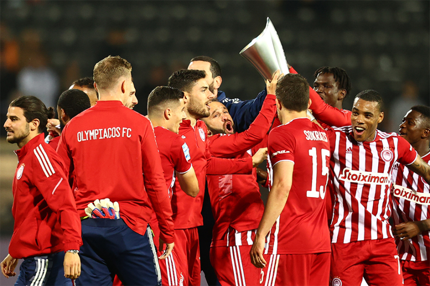 Ολυμπιακός: Τρελοί πανηγυρισμοί σε Τούμπα, αποδυτήρια και αεροπλάνο για το 47ο  - Δείτε βίντεο και φωτογραφίες