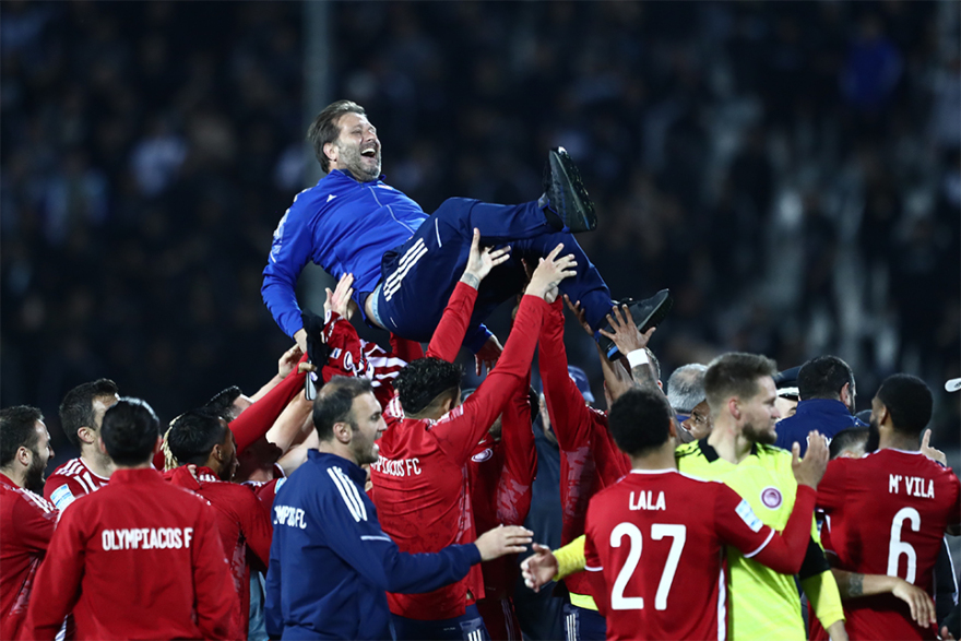 Ολυμπιακός: Τρελοί πανηγυρισμοί σε Τούμπα, αποδυτήρια και αεροπλάνο για το 47ο  - Δείτε βίντεο και φωτογραφίες