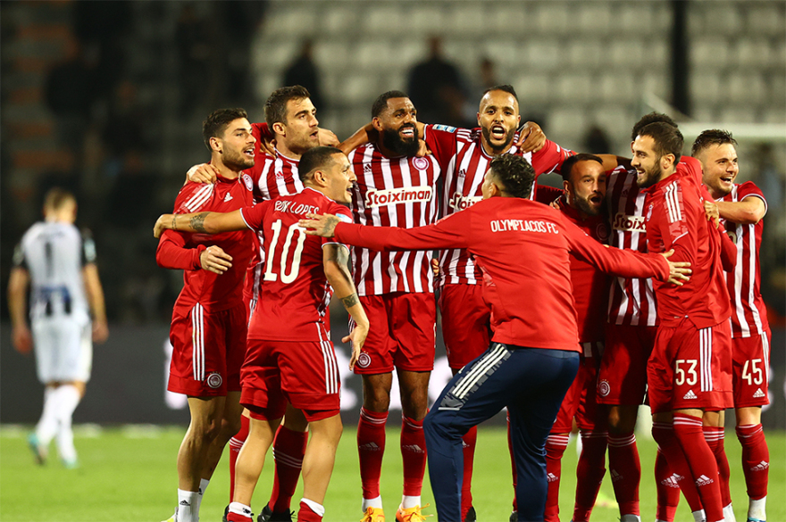 Ολυμπιακός: Τρελοί πανηγυρισμοί σε Τούμπα, αποδυτήρια και αεροπλάνο για το 47ο  - Δείτε βίντεο και φωτογραφίες