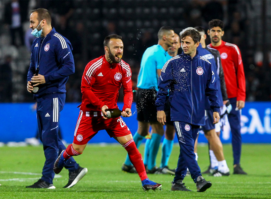 Ολυμπιακός: Τρελοί πανηγυρισμοί σε Τούμπα, αποδυτήρια και αεροπλάνο για το 47ο  - Δείτε βίντεο και φωτογραφίες