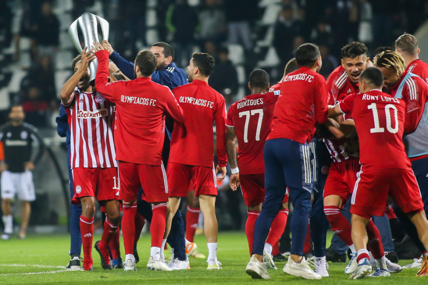 Ολυμπιακός: Τρελοί πανηγυρισμοί σε Τούμπα, αποδυτήρια και αεροπλάνο για το 47ο  - Δείτε βίντεο και φωτογραφίες